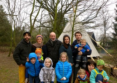 Gruppenfoto beim Familiengeburtstag im Wald