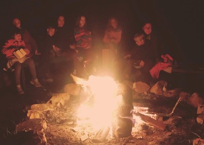 Am Lagerfeuer sitzen und Geschichten erzählen