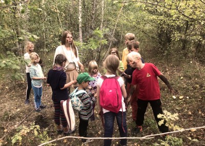 Kindergruppe auf Entdeckungstour durch den Wald
