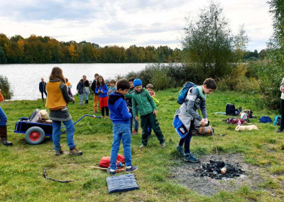 Ein Feuer machen im Feriencamp Leipzig