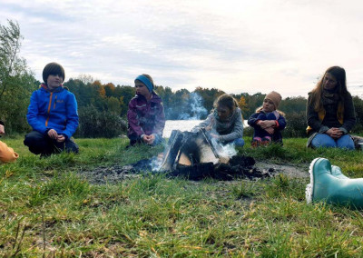 Am Feuer sitzen im Feriencamp Leipzig