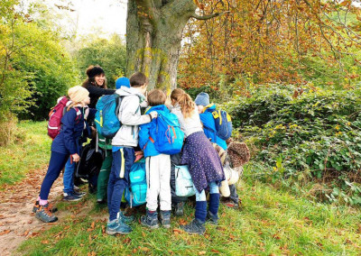 Kindergruppe rings um Baum