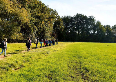 Kindergruppe wandert durch Natur