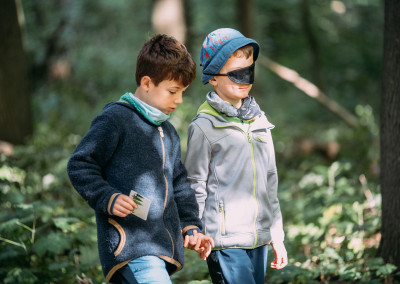 Blind durch die Natur von einem Partner geführt