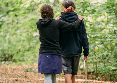 Wir führen einander blind durch den Wald