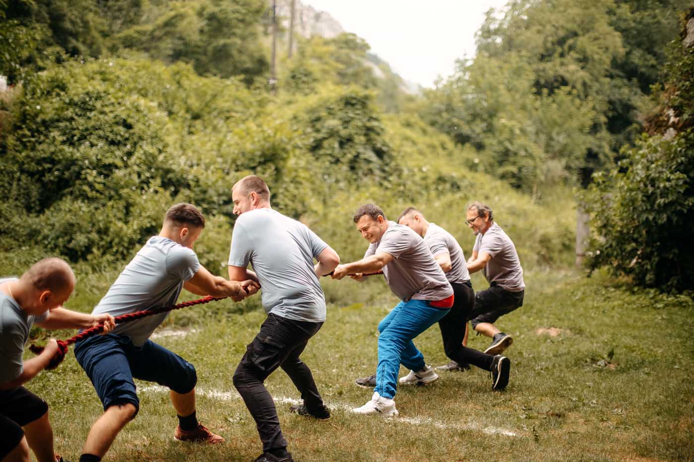 Friends spending time together on a picnic in nature Innere Einkehr und Frieden in der Natur finden